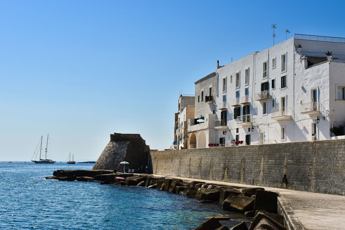 Front de mer blanc de Monopoli, sur la côte adriatique des Pouilles