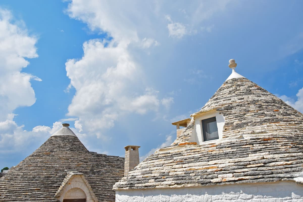 Trulli aux toits coniques dans les Pouilles