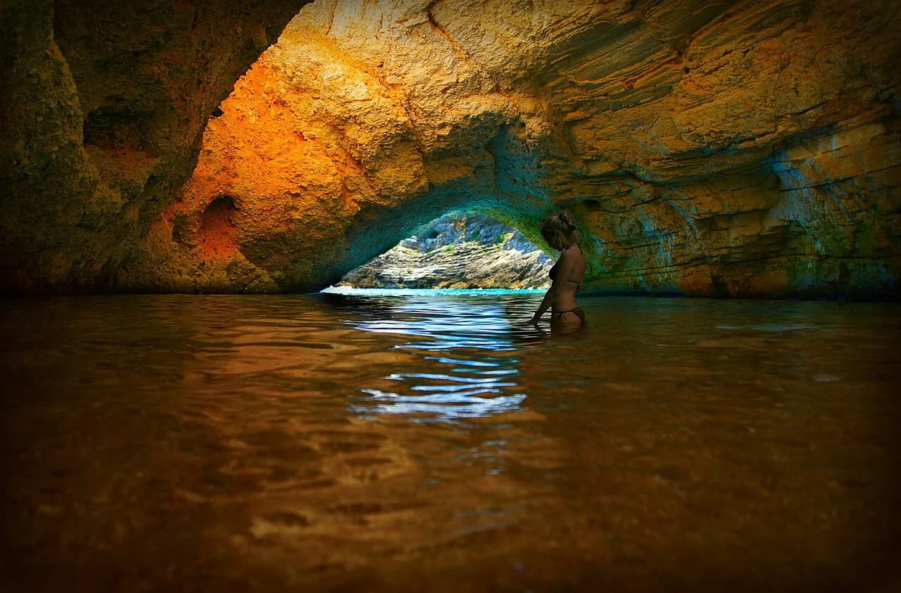 Grotta dei Due Occhi dans la baie des Campi, près de Vieste