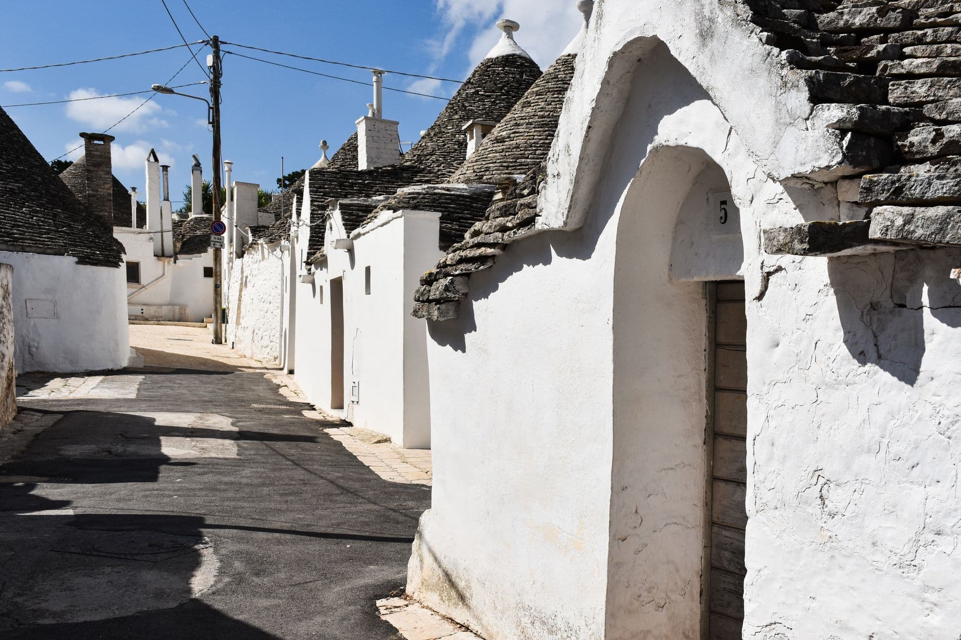 Les toits coniques en pierre sèche des trulli d'Alberobello dans le quartier Rione Monti