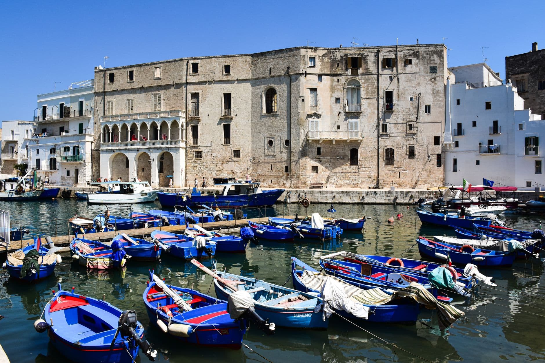 Les ruelles blanches de Bari Vecchia avec la basilique San Nicola en arrière-plan