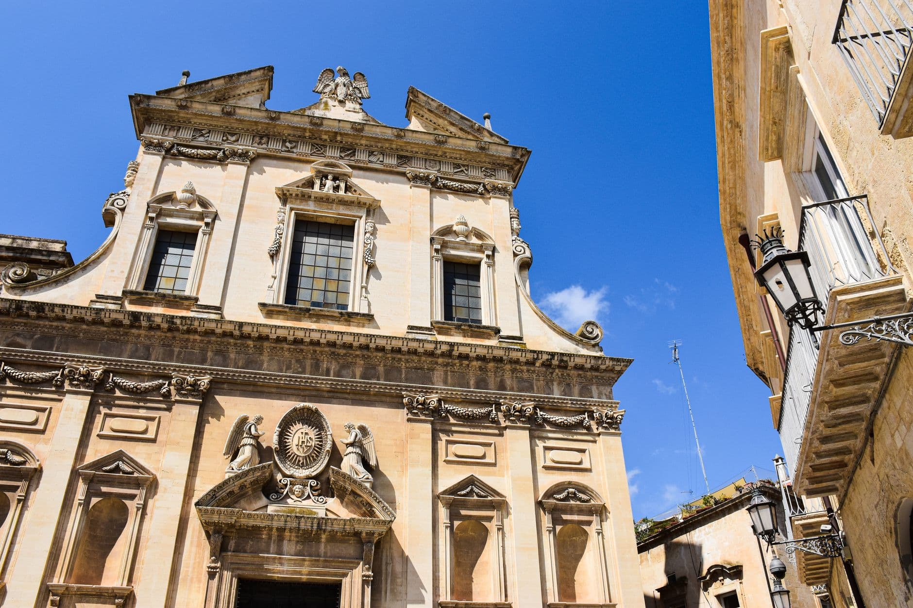 La façade sculptée de la basilique Santa Croce à Lecce, en pierre dorée