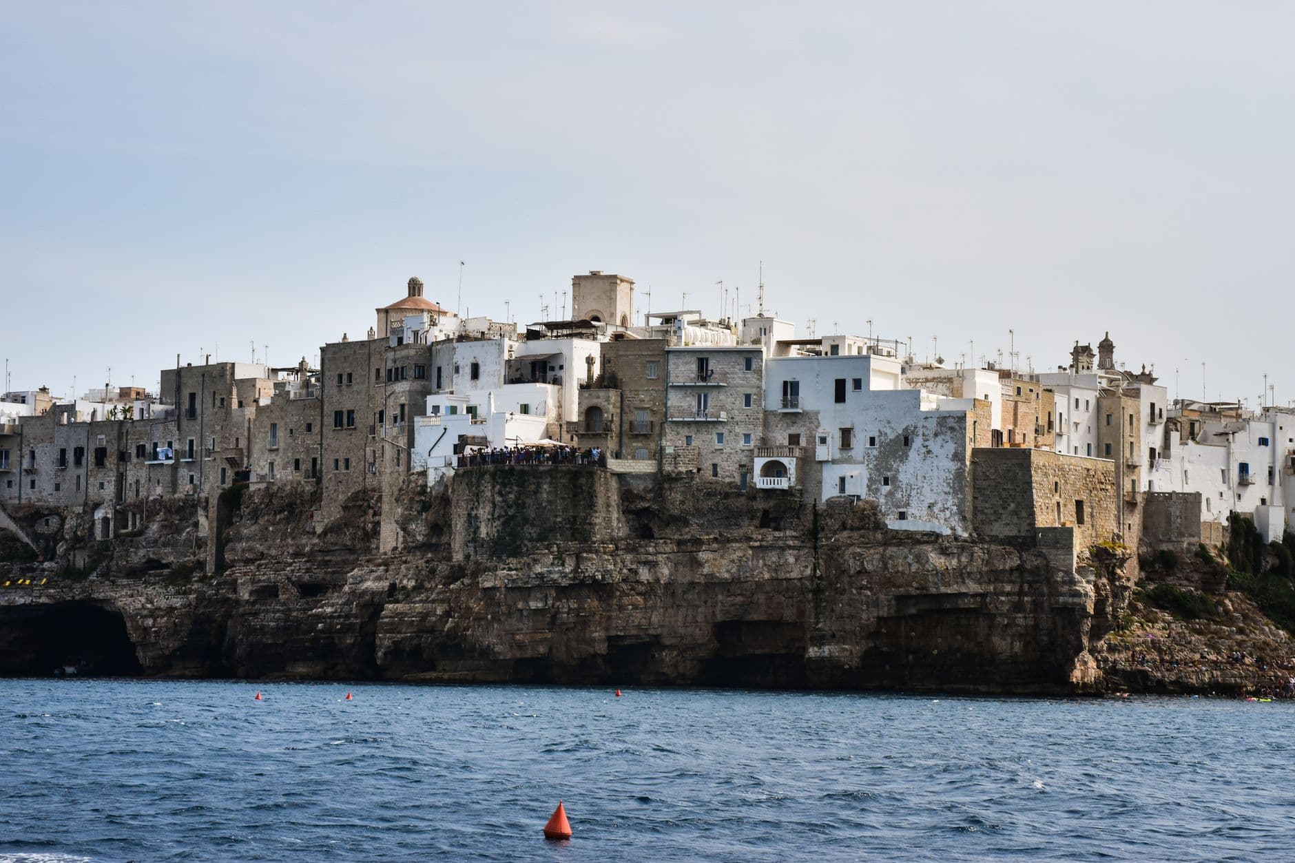 Le front de mer fortifié d'Otrante et son château aragonais au bord de l'Adriatique