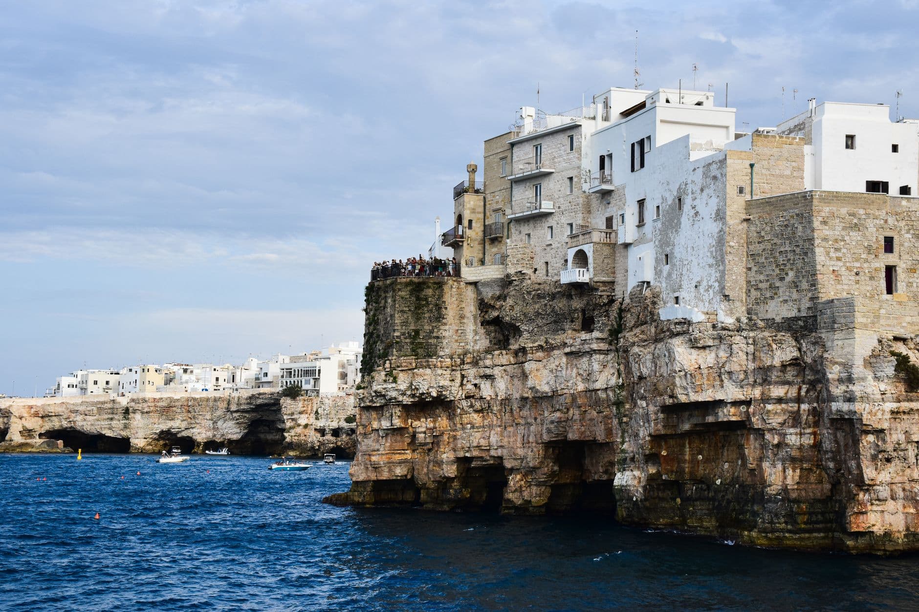 La crique de Lama Monachile à Polignano a Mare, encaissée entre deux falaises calcaires