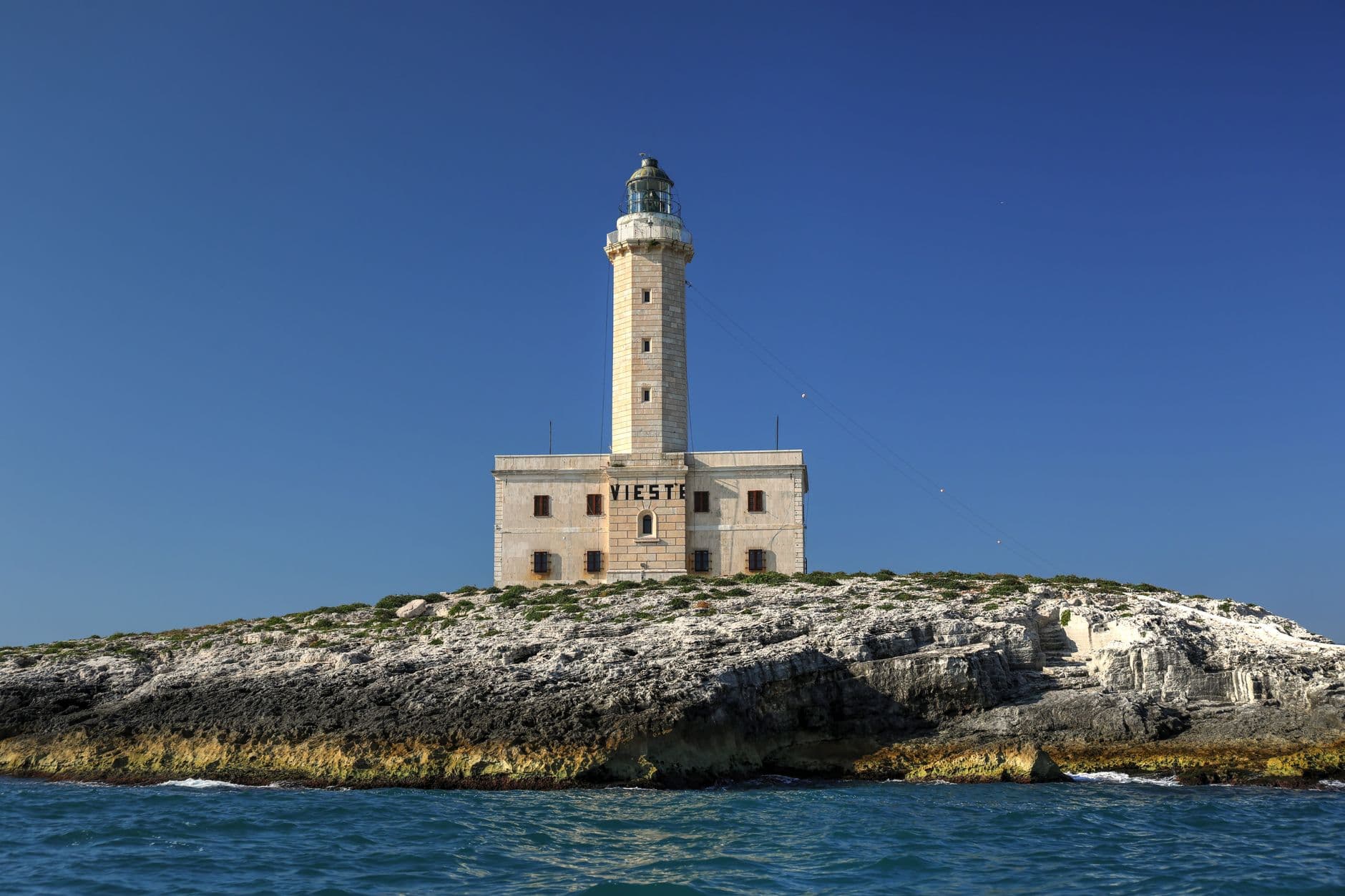Le sanctuaire et le phare de Santa Maria di Leuca dominant la rencontre des deux mers