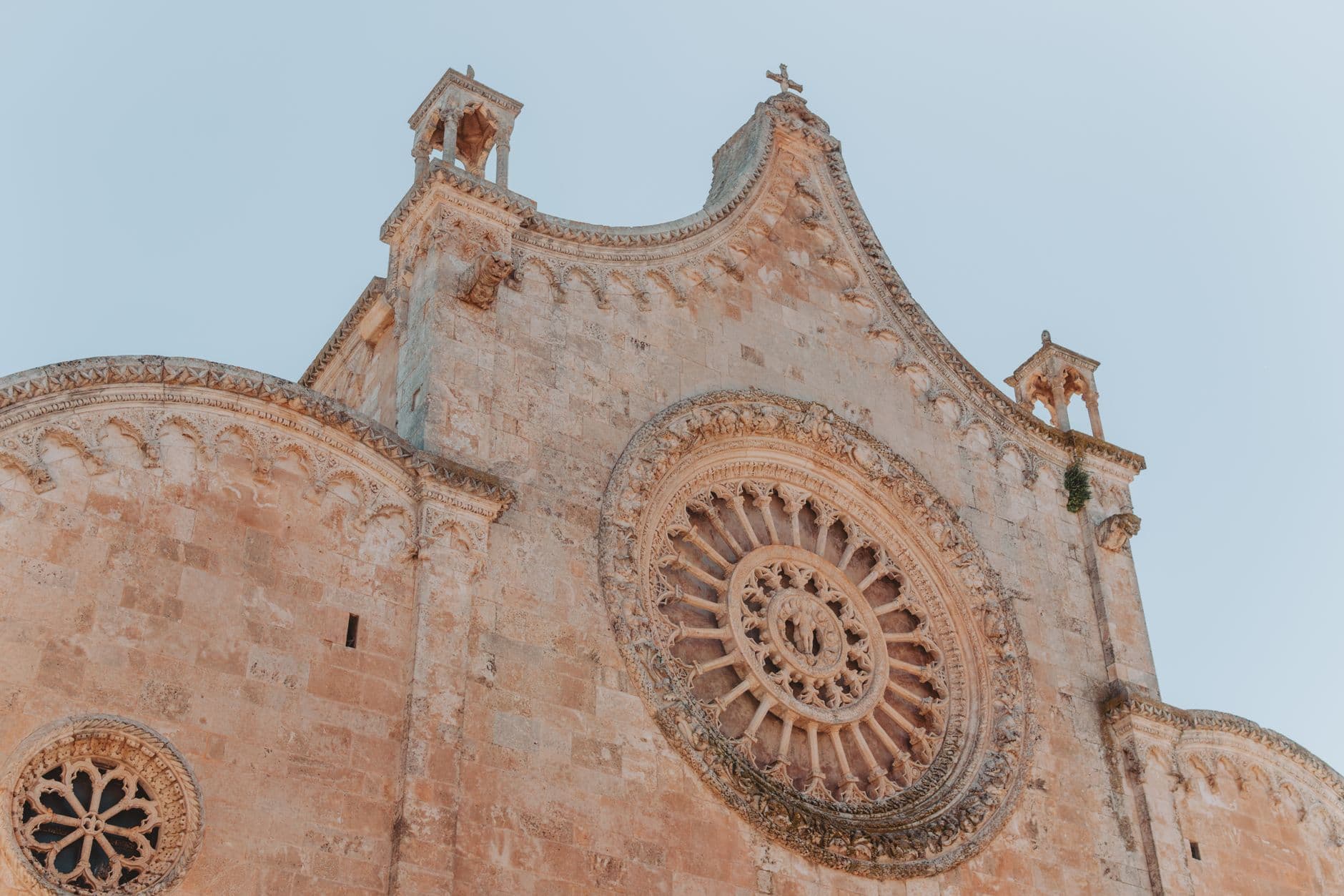 La cathédrale romane de Trani en pierre blanche dressée au bord de l'Adriatique