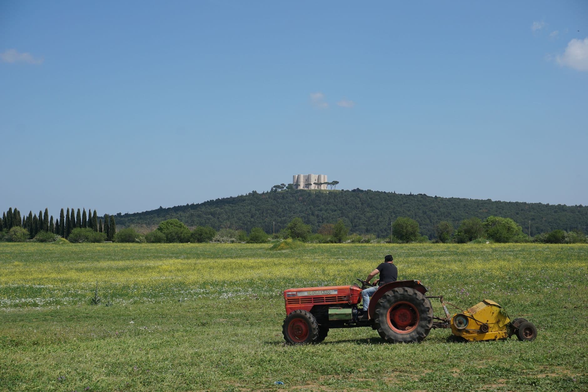 Le château octogonal de Castel del Monte dressé sur sa colline des Murge dans les Pouilles