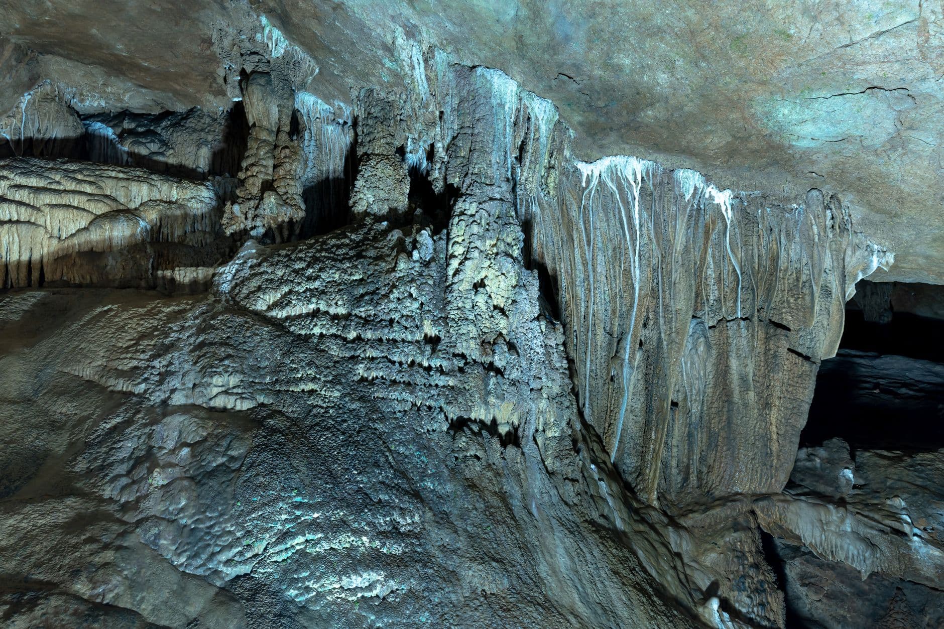 Concrétions blanches et stalactites illuminées de la Grotta Bianca dans les grottes de Castellana