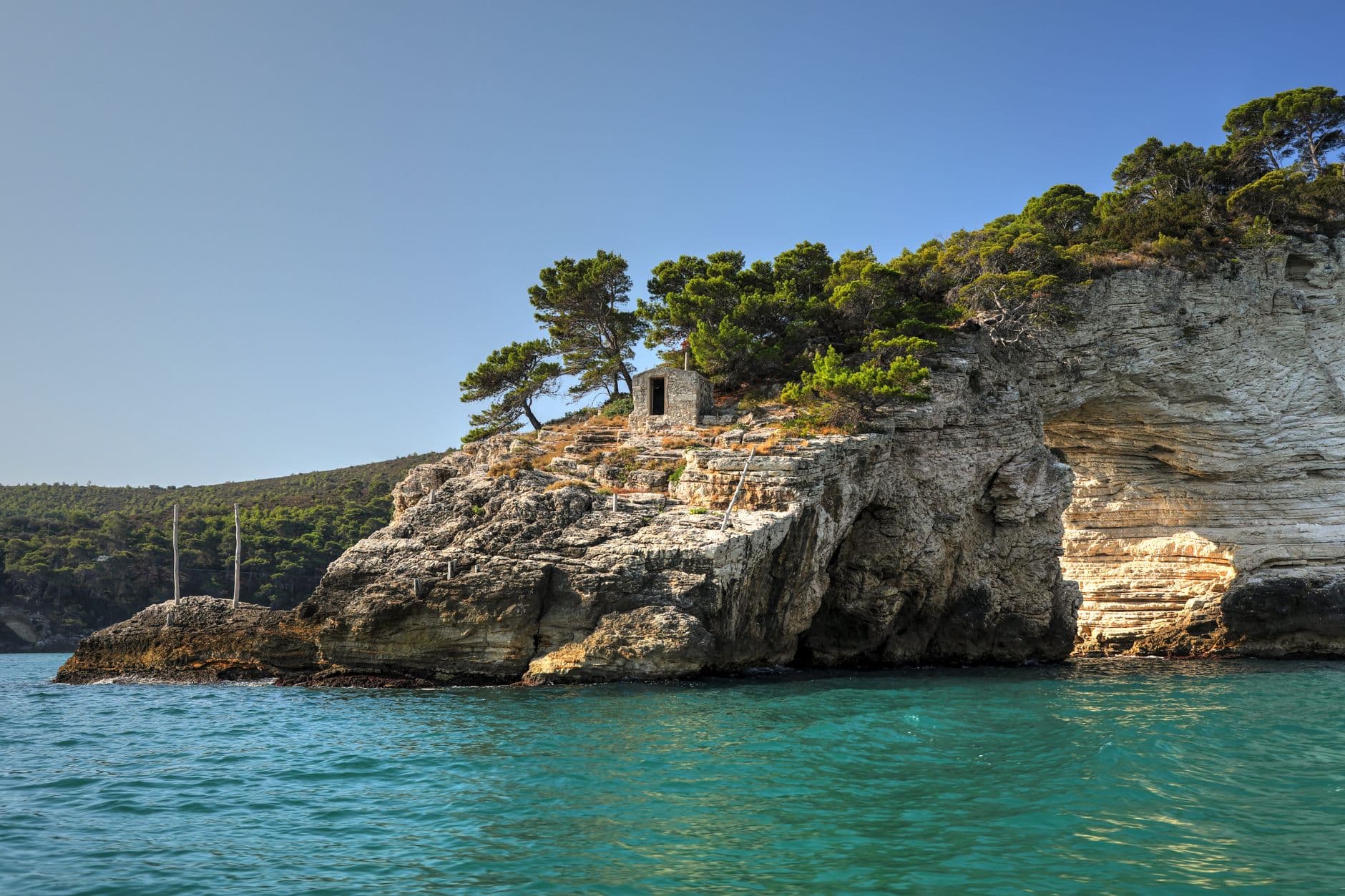 Eaux turquoise et falaises boisées des îles Tremiti au large du Gargano dans les Pouilles