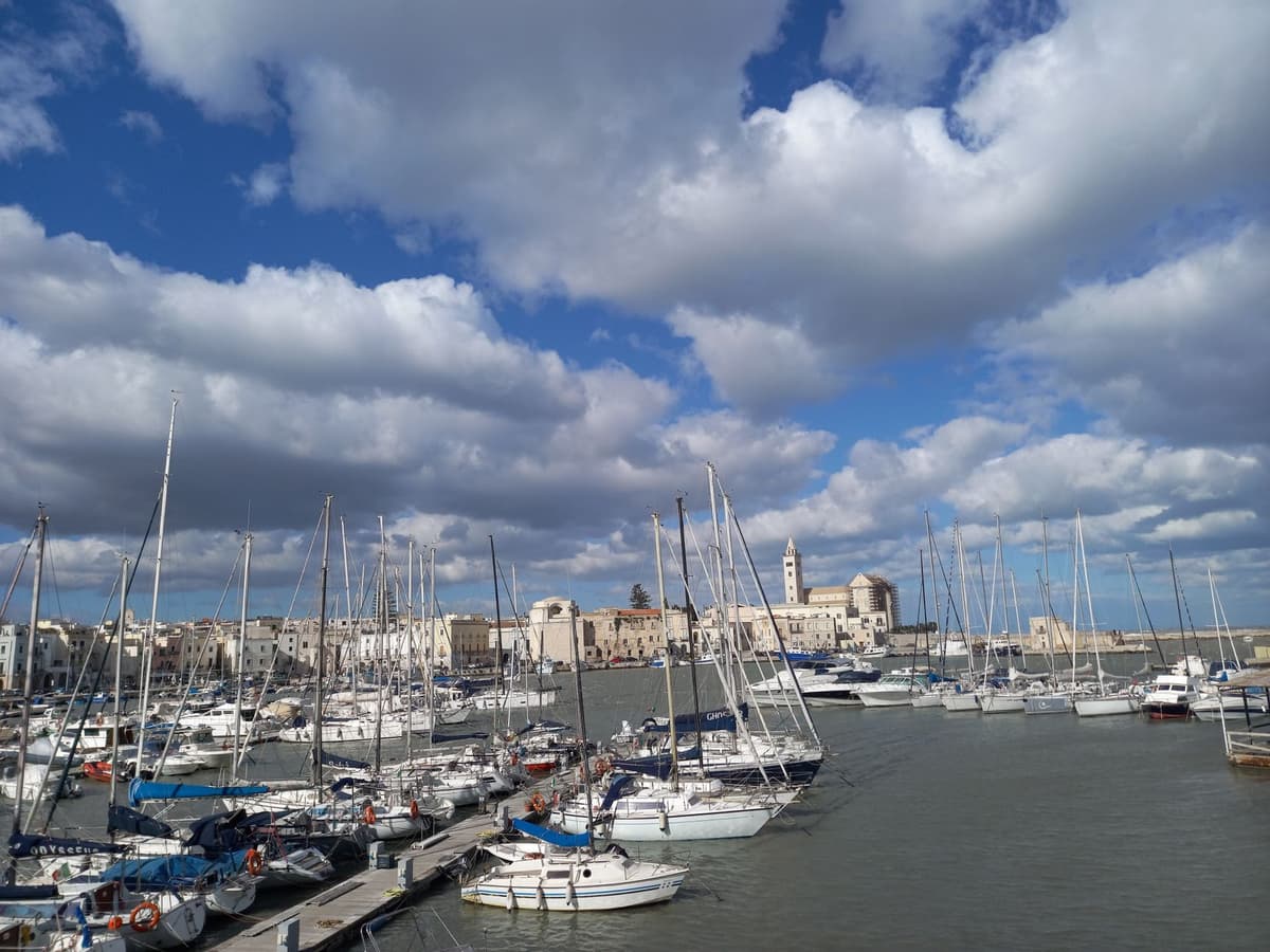 Bateaux dans un port des Pouilles