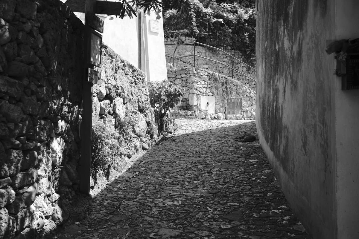 Ruelle étroite d'un centre historique italien