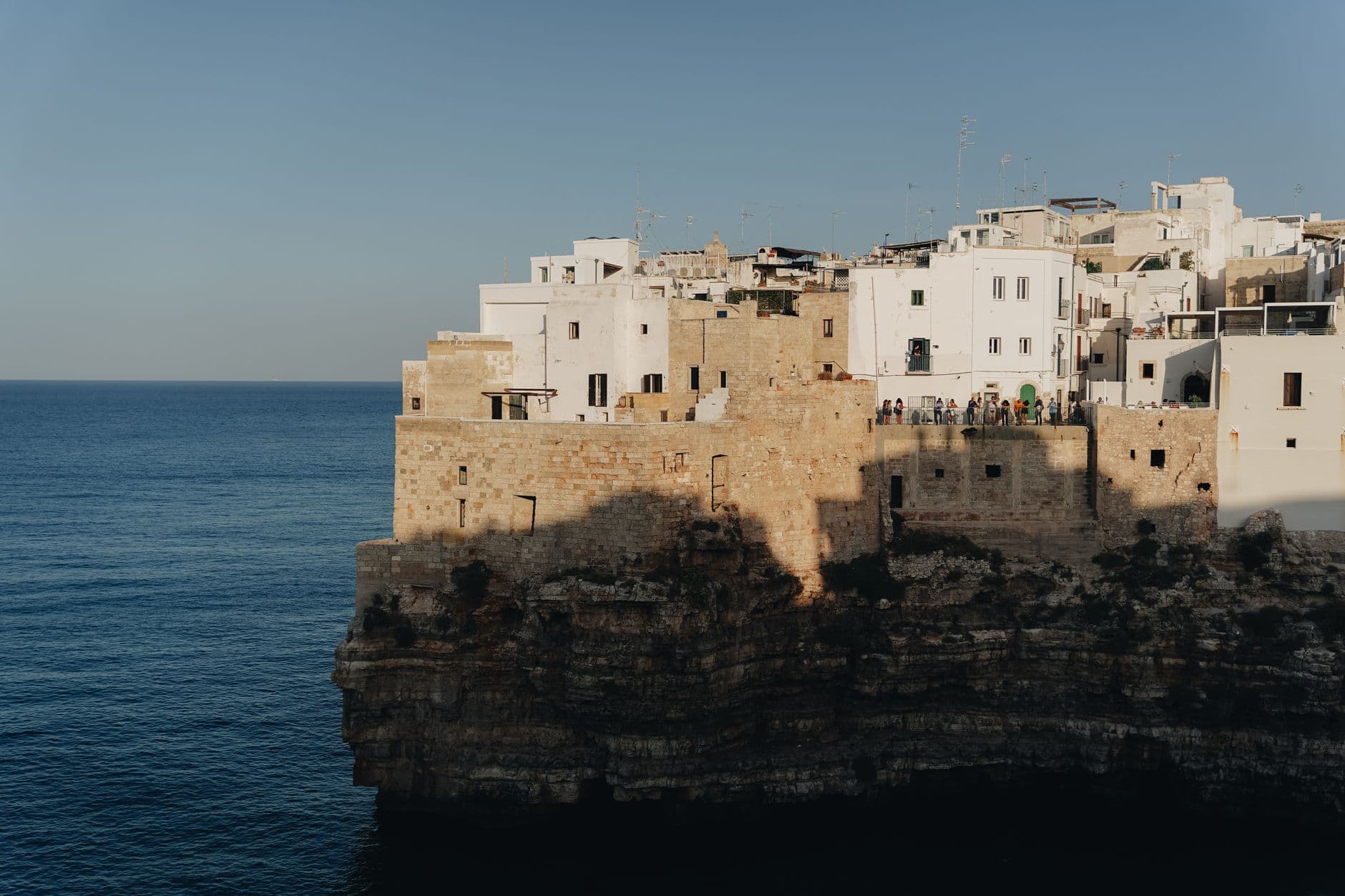 Village perché au-dessus de la mer sur la côte des Pouilles