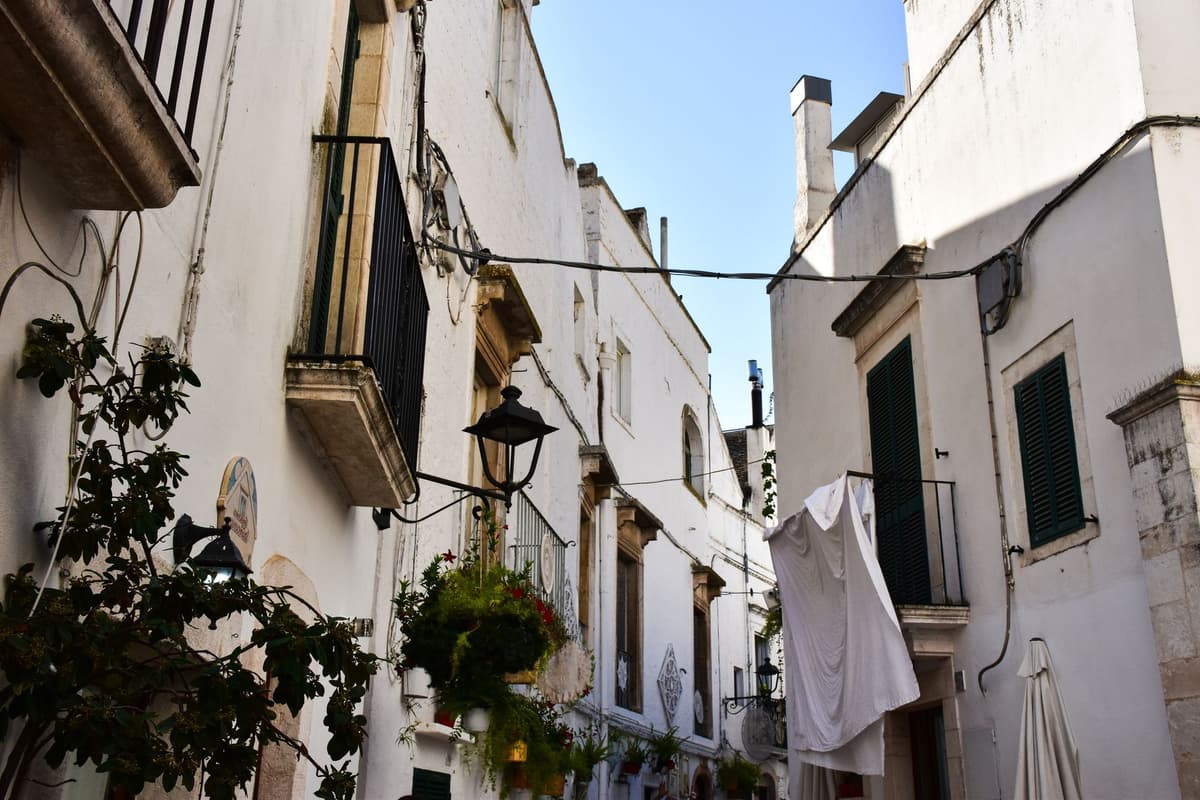 Ruelle d'un village blanc de la vallée d'Itria