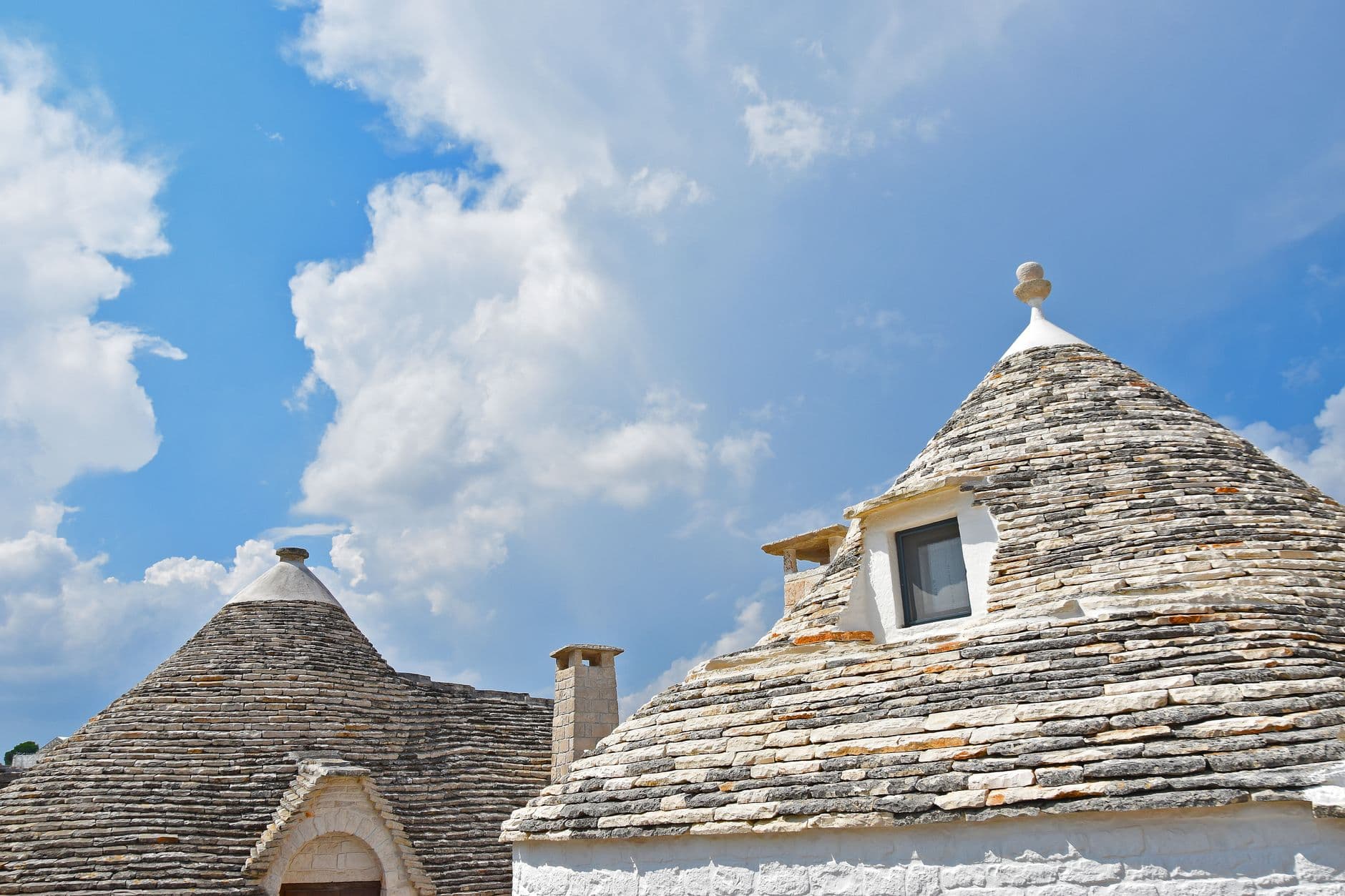 Trulli aux toits coniques dans les Pouilles